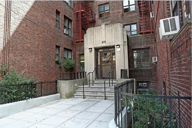 Building Photo - 65 Hillside Ave