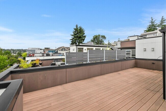 Building Photo - Gorgeous VIEW Townhome w/ 2 Master Suites in Coveted Eastlake