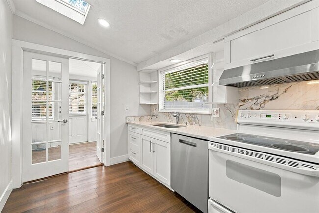 Building Photo - 524 3rd St N