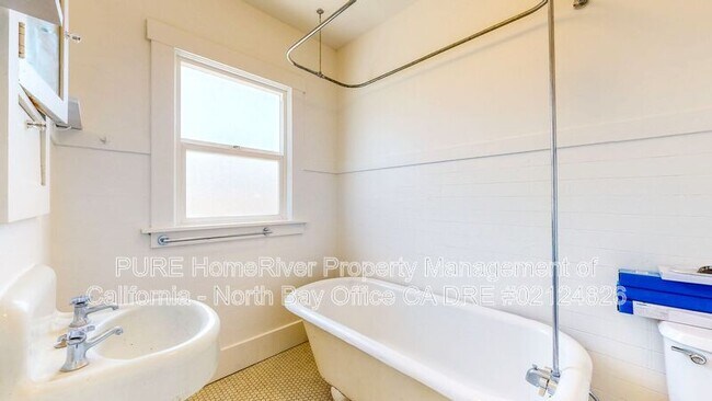 Building Photo - 537 Humboldt St