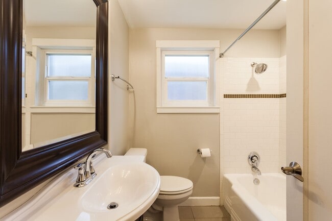 Building Photo - Beautiful 4 Bedroom Home in Queen Anne!