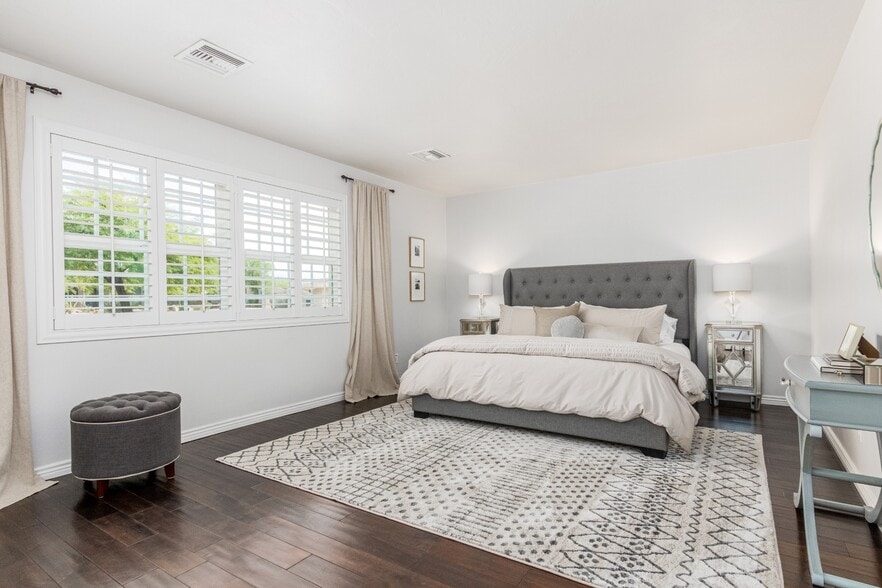 Large master bedroom included his/hers closets - 5214 N 43RD PL