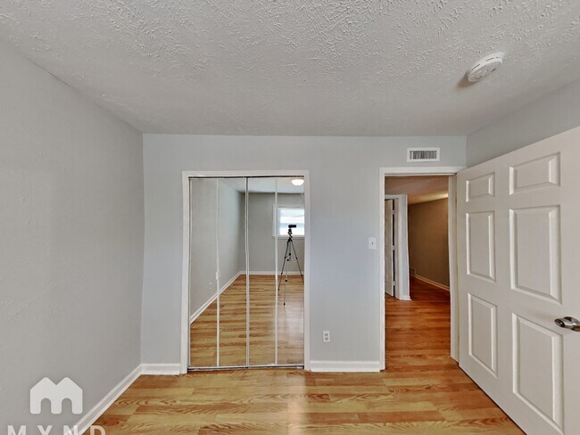Building Photo - 3816 Walnut Dr