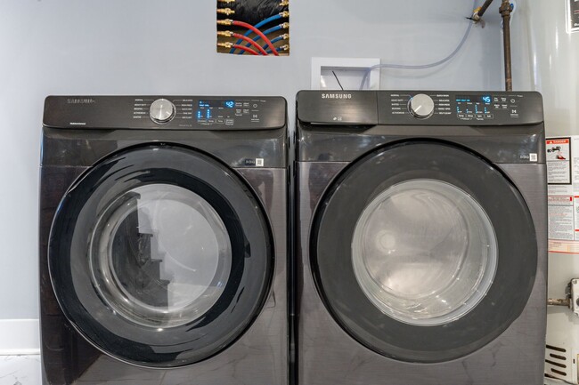 Building Photo - Newly Renovated 2-Bedroom 1-Bathroom Home in Port Richmond Available Now!