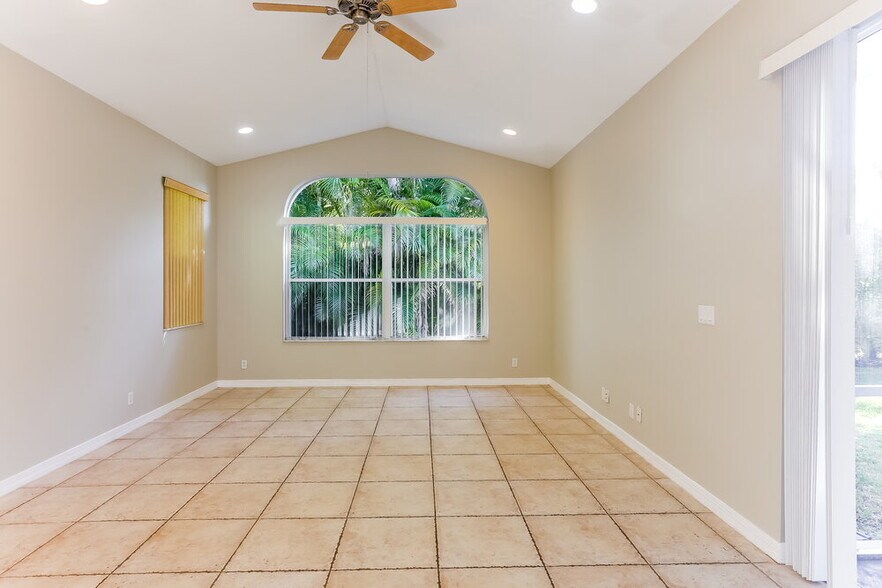 Building Photo - 12020 Glenmore Dr