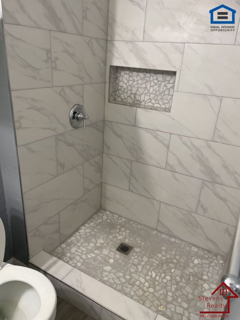 Building Photo - 4708 SE Sunnymeade