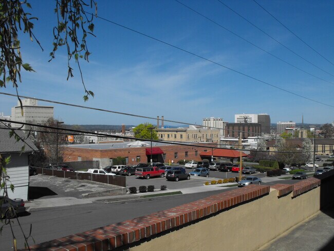 Building Photo - 627 S Bernard St