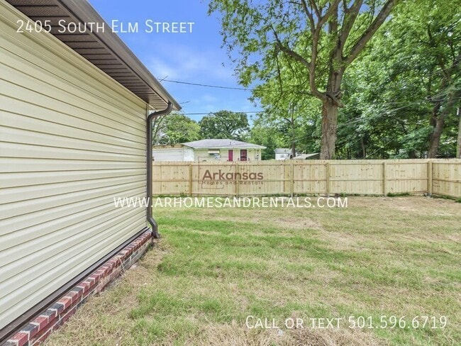 Building Photo - 2405 S Elm St