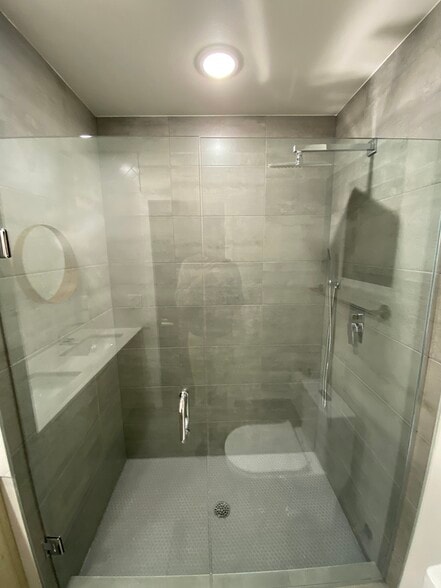 Master bathroom - 2609 S Judkins St