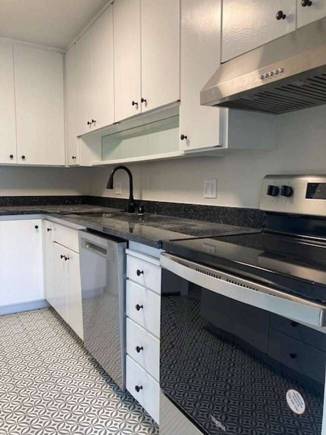 Building Photo - Updated extra large one bedroom at Woodlake