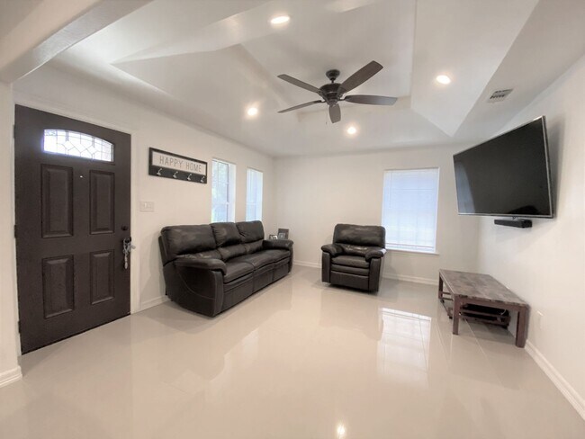 Building Photo - 3Bed/2 Bath Well kept and Upgraded! ( Mcallen TX )