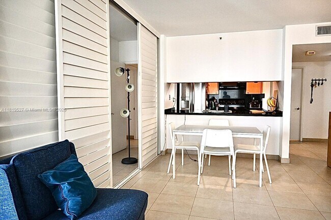 Building Photo - 1581 Brickell Ave