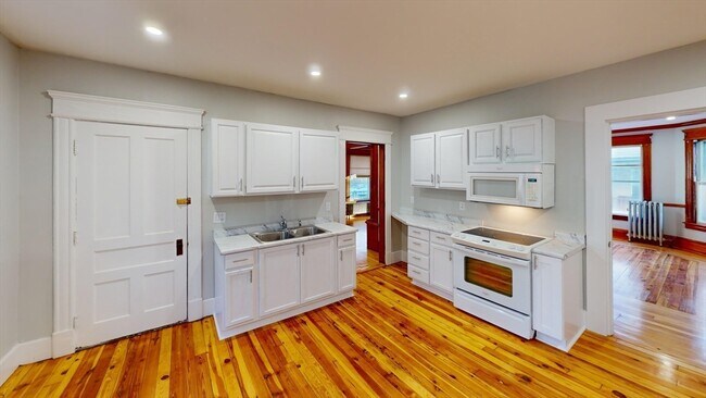 Building Photo - 168 Oak St