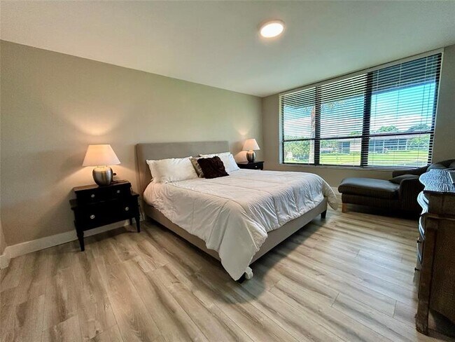 Building Photo - 7582 Regency Lake Dr