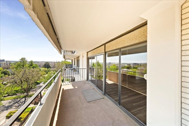 Building Photo - Stylish Imperial Plaza Condo in Prime Downtown Location