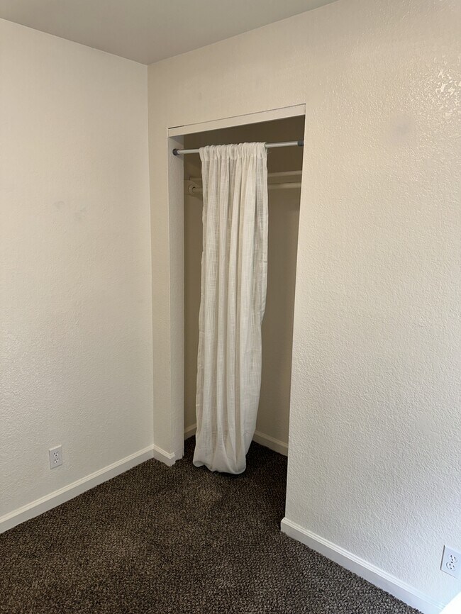 Building Photo - Riverbank 3 Bedroom 2 Bath Fourplex with Garage