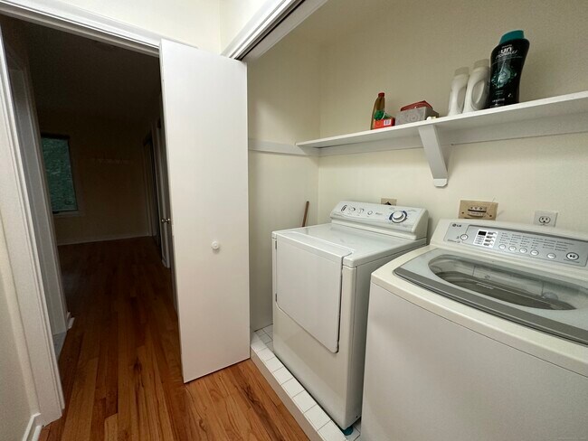 Building Photo - 451 Pine Tree Dr