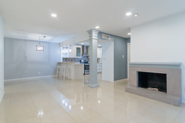 Building Photo - Living in Luxury!