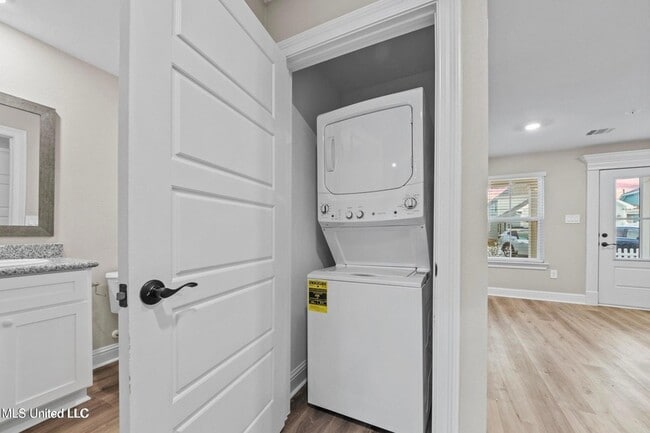 Building Photo - 1527 2nd St