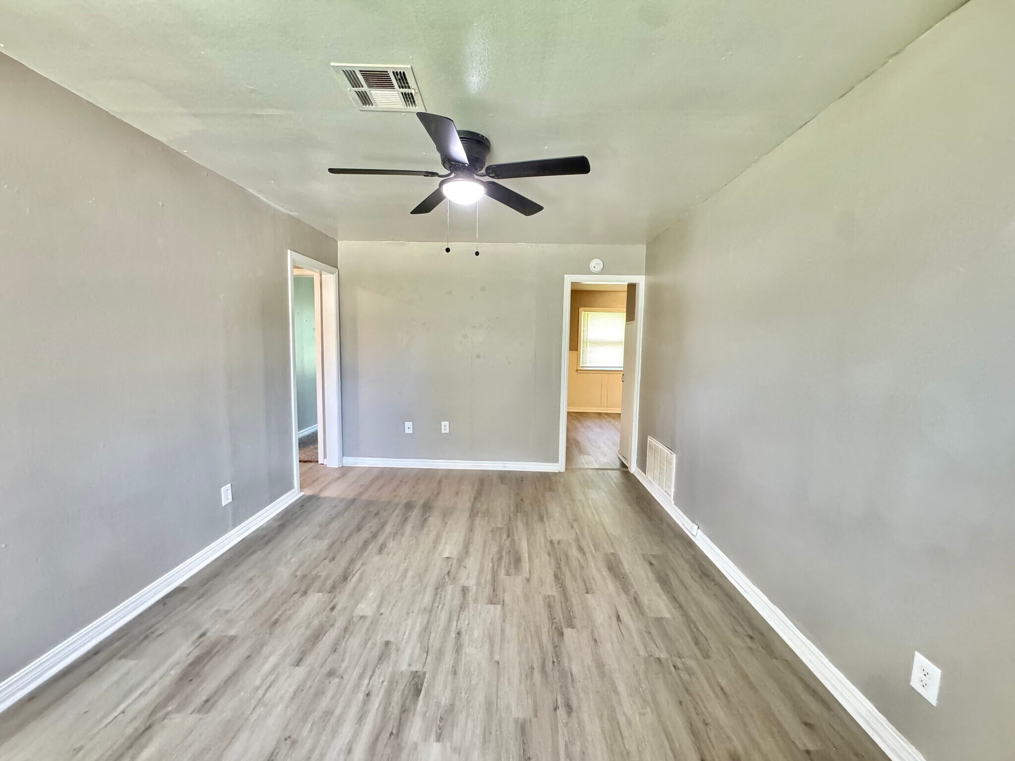 Building Photo - 252 E Coe Dr