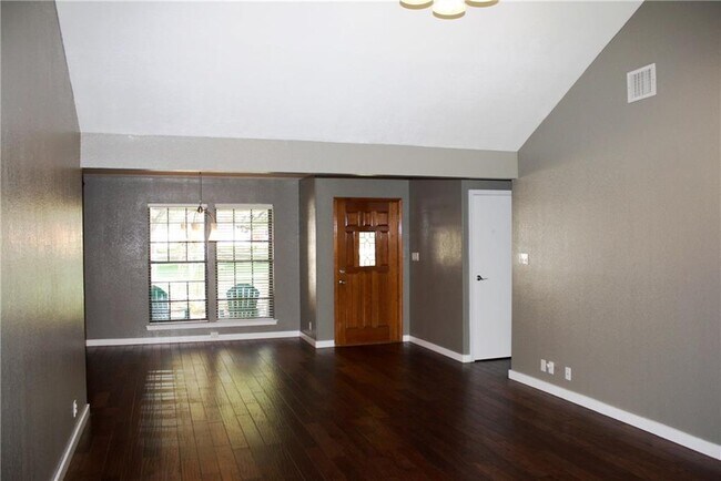 Building Photo - 309 Juniper Dr