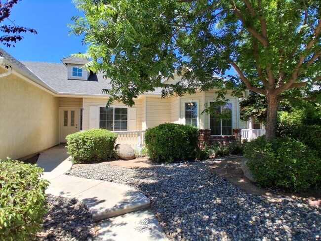 Building Photo - Desirable Clovis Single-Level Home: 3-bedroom, 2-bathroom