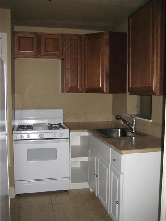 Building Photo - 700 E 45th St