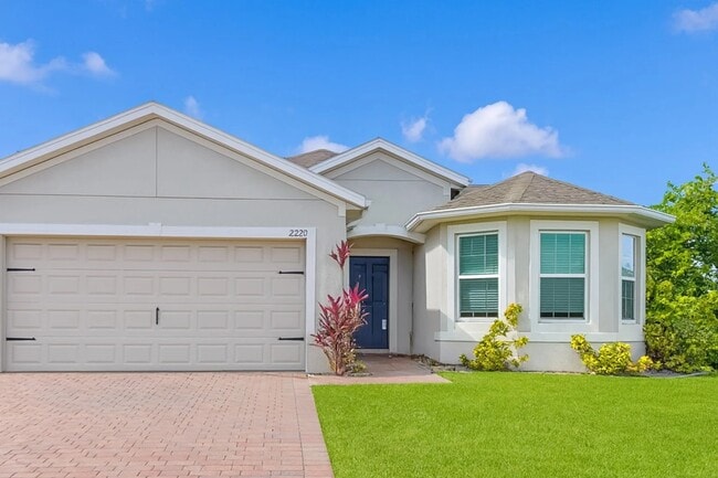 Building Photo - 2220 NE 5th Ave