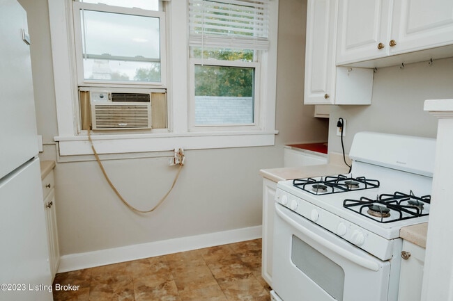 Building Photo - 2309 Wetstein Ave