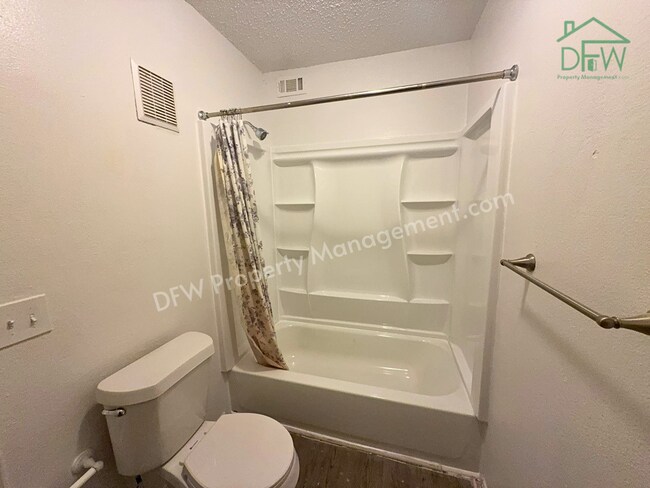 Building Photo - 3 Bed / 2 Bath Townhome - Fenced Yard, Community Pool, Washer & Dryer Included | Irving 75038