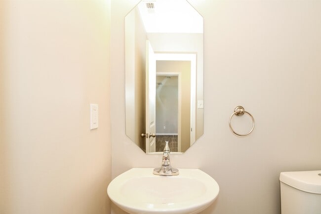 Building Photo - 7395 Brentlawn Dr