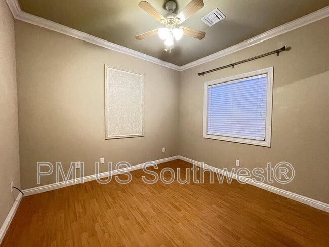 Building Photo - 2549 Country Club Dr