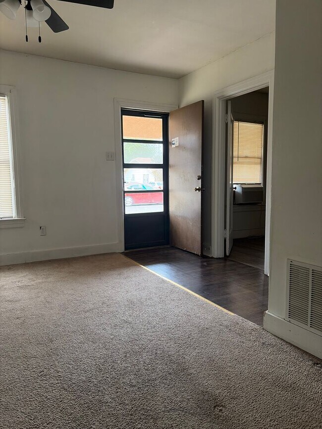 Building Photo - Cozy 2 Bedroom Home