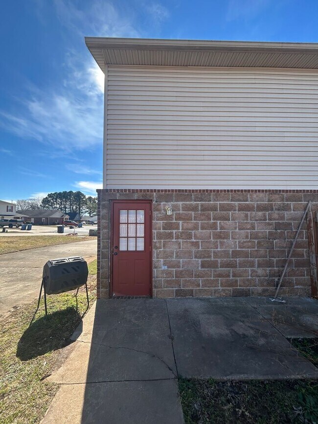 Building Photo - 3400 SW Landau Ct