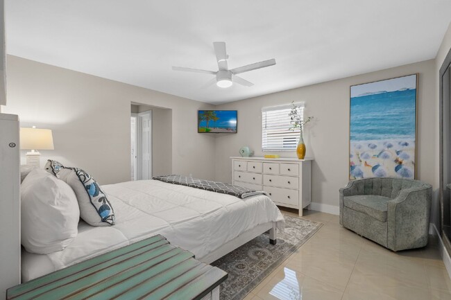 Building Photo - Naples Park Pool home - walking distance t...