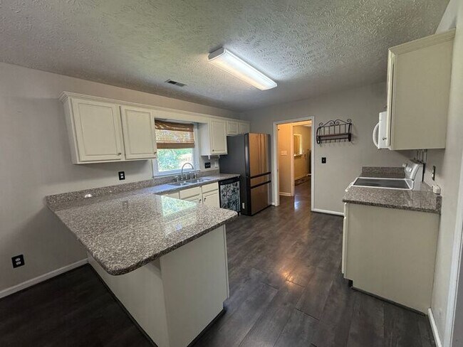 Building Photo - 4 bedroom 3 Bath Home