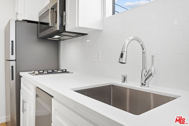 Building Photo - 345 N Sycamore Ave