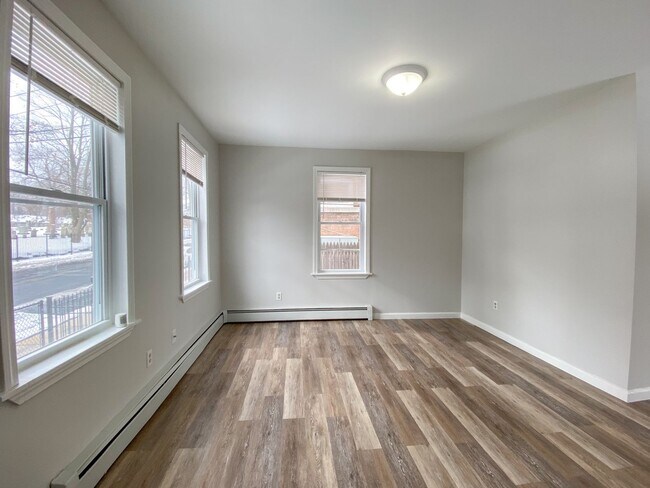 Building Photo - Gorgeous single-family home near Hartford Hospital