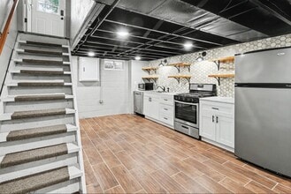Building Photo - 914 1/2 West 5th Street