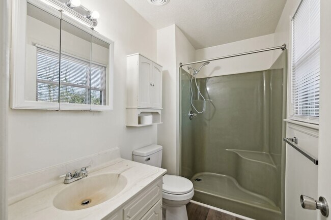 Building Photo - 1421 Huntington Dr