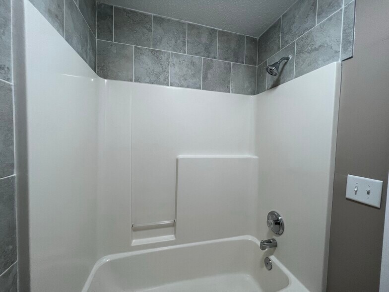 Building Photo - 112 Creekview Trl