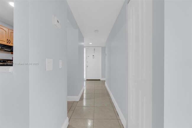 Building Photo - 1341 E Golfview Dr