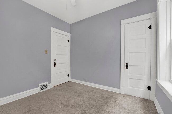 Building Photo - 5015 W Montrose Ave