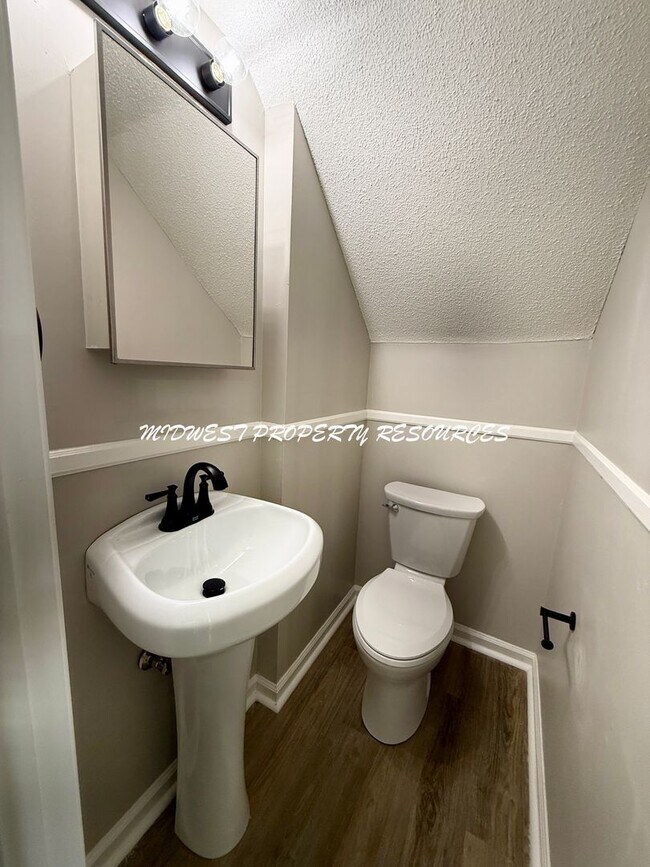 Building Photo - Stunning 2 Story townhome