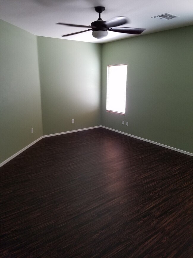 Building Photo - Beautiful 3/2 plus a den for rent near 27th Ave. & Roeser Rd.