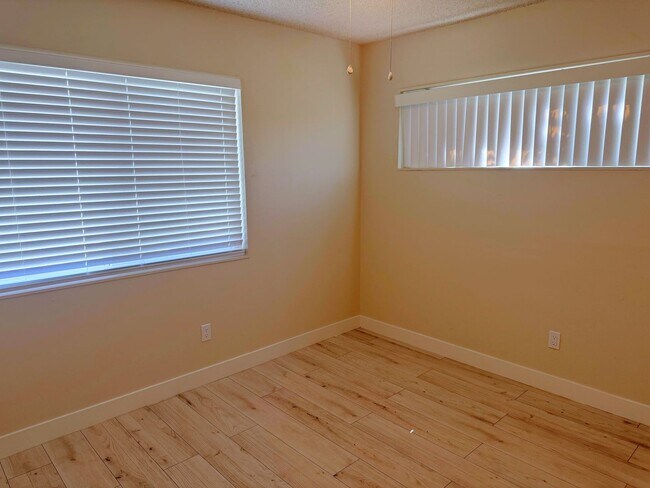 Building Photo - 623 N Rimhurst Ave