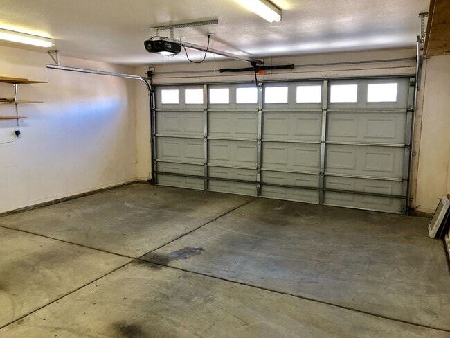 Building Photo - Great Home 3 Bedroom Home in Beautiful Nei...