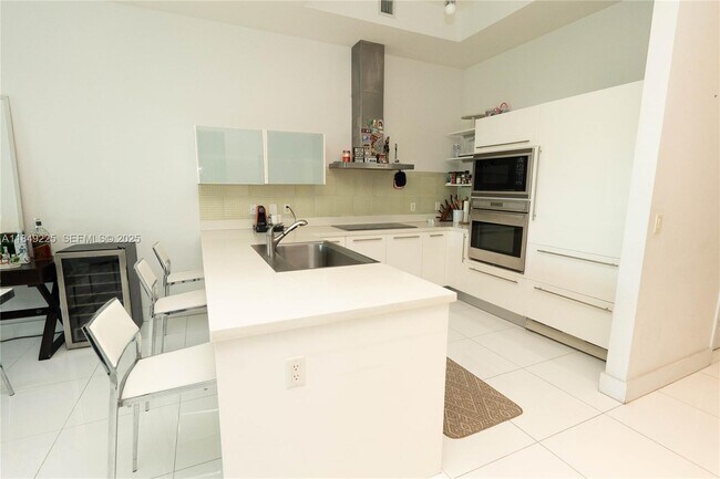 Building Photo - 150 Sunny Isles Blvd