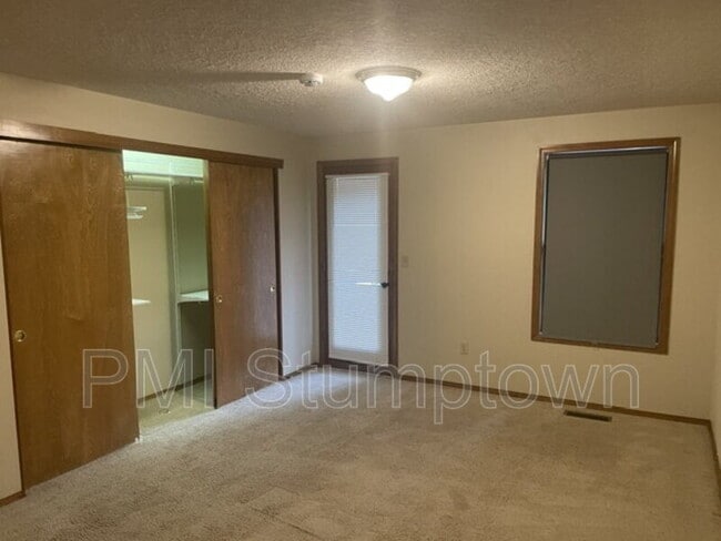 Building Photo - 14745 SW Surrey Ct