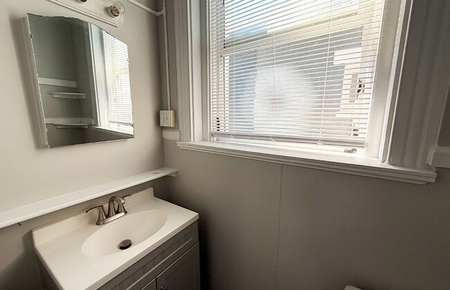 Building Photo - 3220 Bishop St